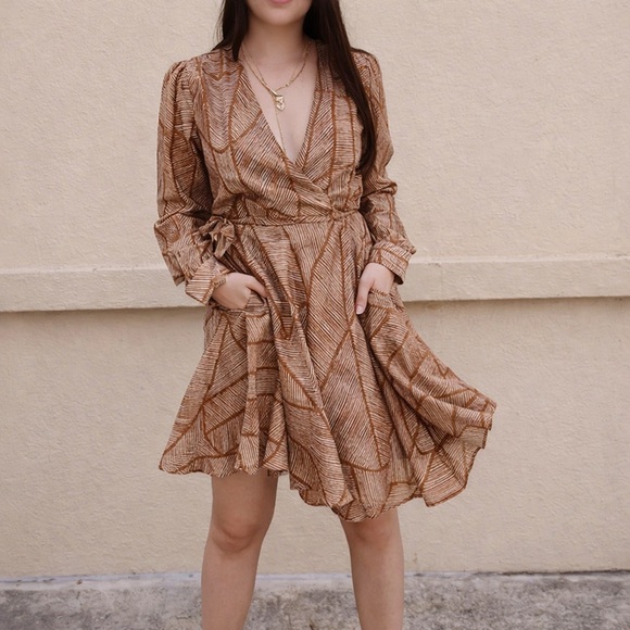 XiRENA Kinney Mini Long Sleeve Wrap Dress in Gold Geode NWT Small Silk Blend